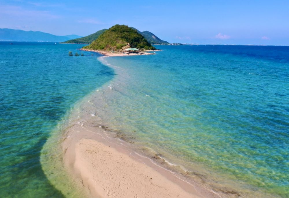 Diep Son Island stands out with a 700-meter sandbar connecting three islets across the sea, creating a romantic setting perfect for couples